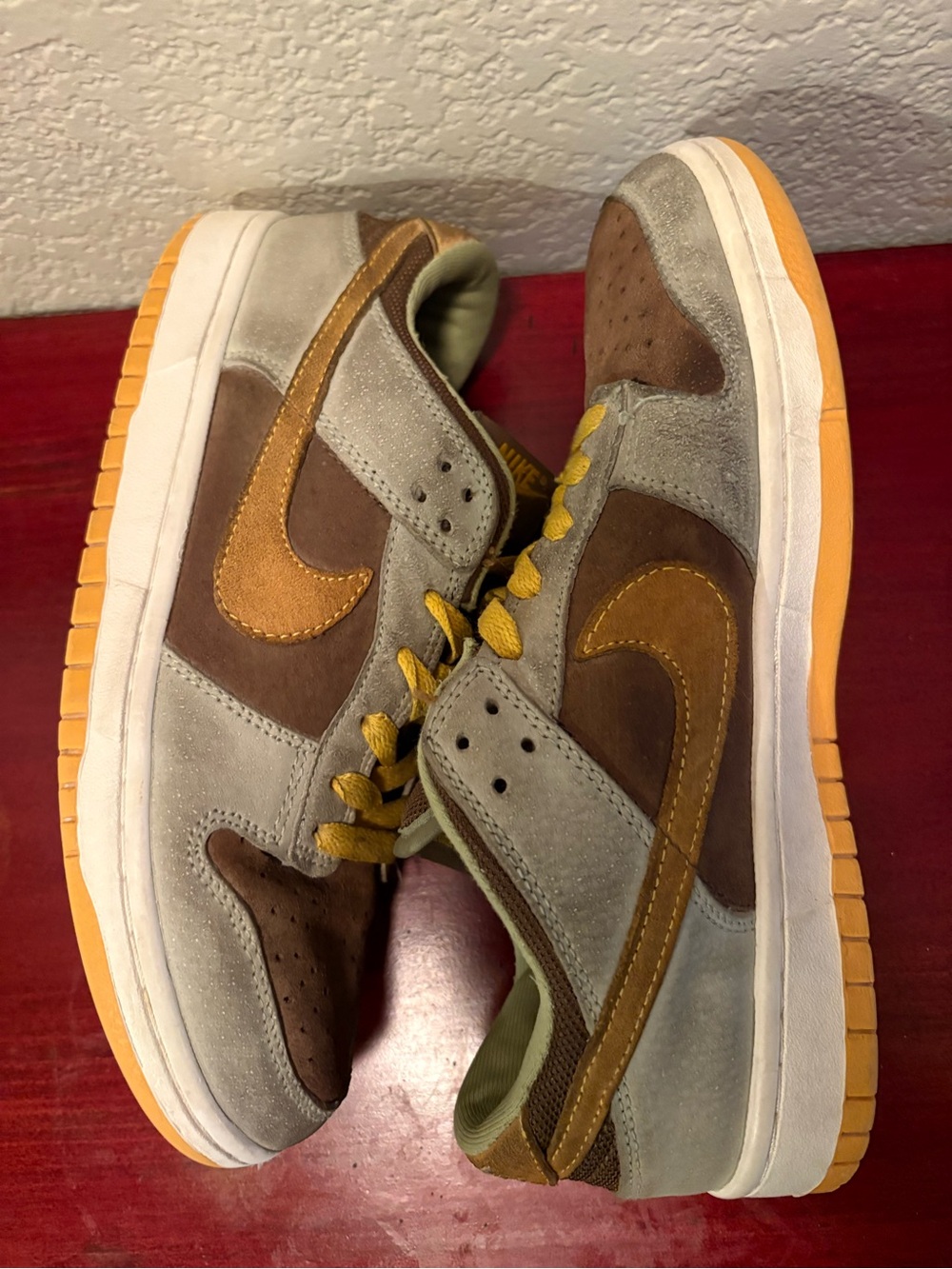 Nike Men's Low-Top Sneakers in Brown, Gray, and Gold